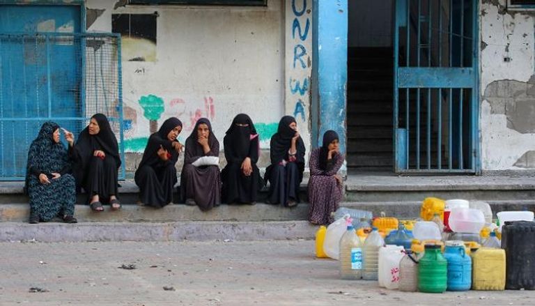 فلسطينيات في مخيم البريج بغزة ينتظرن إمدادات المياه النظيفة 