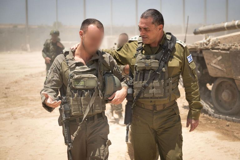 فلسطينيات في مخيم البريج بغزة ينتظرن إمدادات المياه النظيفة 