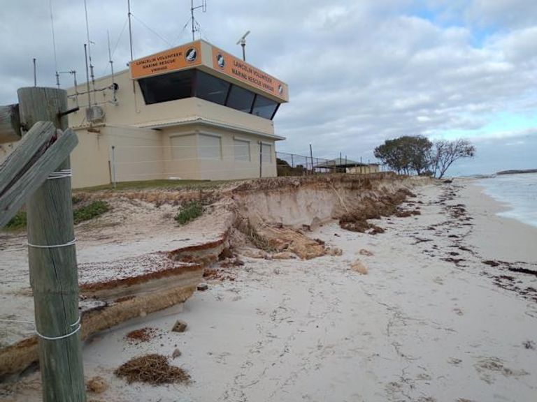 تآكل ساحلي يهدد شواطئ لانسيلين السياحية