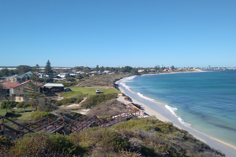 تآكل ساحلي يهدد شواطئ لانسيلين السياحية