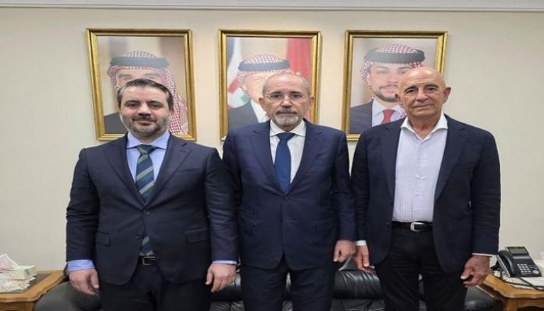 وزير الخارجية الأردني يتوسط نظيره السوري (يسار) والمبعوث الأمريكي (يمين)