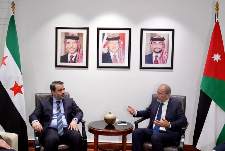 وزير الخارجية الأردني يتوسط نظيره السوري (يسار) والمبعوث الأمريكي (يمين)