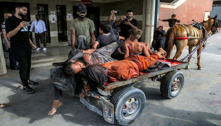 عربة تجرها الخيول تنقل مصابين وجثامين قتلى في غزة- أرشيفية