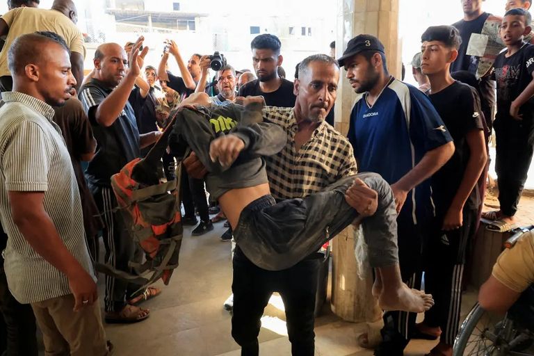 عربة تجرها الخيول تحمل جرحى وجثثا تصل لمستشفى ناصر بخان يونس