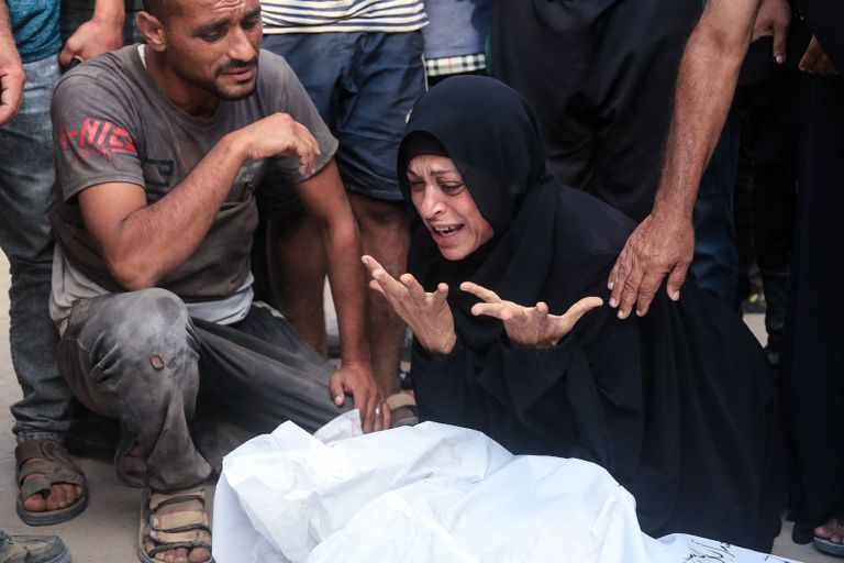 عربة تجرها الخيول تحمل جرحى وجثثا تصل لمستشفى ناصر بخان يونس