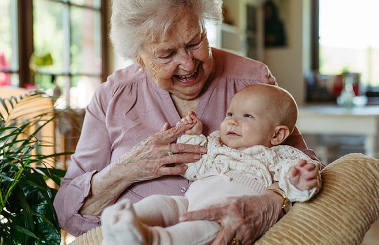 كبار السن يلجأون إلى الأمهات البديلات لتكوين أسر