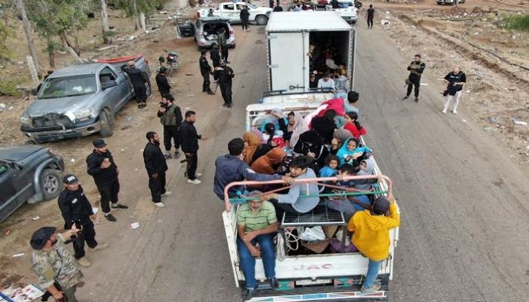 شاحنةً تُقلّ أفرادًا من البدو المُهجّرين بمحافظة السويداء