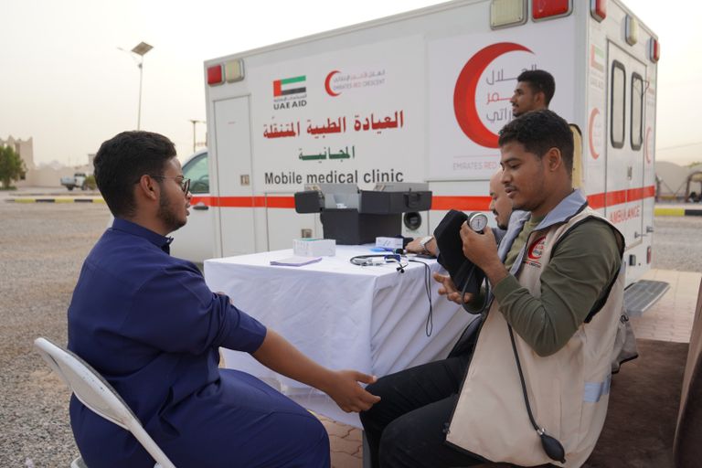 الهلال الأحمر الإماراتي يواصل دوره الإنساني باليمن 