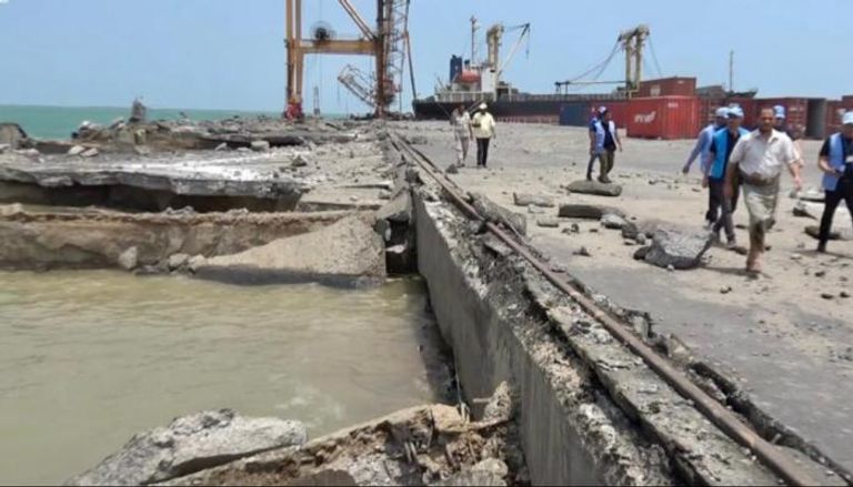 آثار القصف الإسرائيلي على ميناء الحديدة