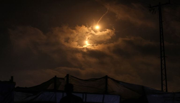 لحظة سقوط القذائف على خيام النازحين
