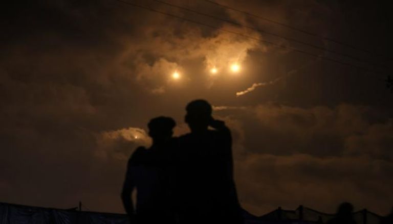 لحظة سقوط القذائف على خيام النازحين
