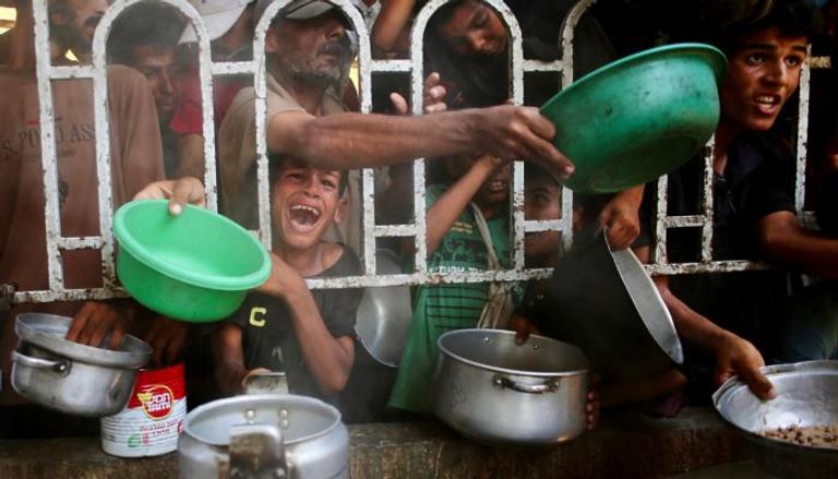 فلسطينيون يتدافعون للحصول على طعام في خان يونس