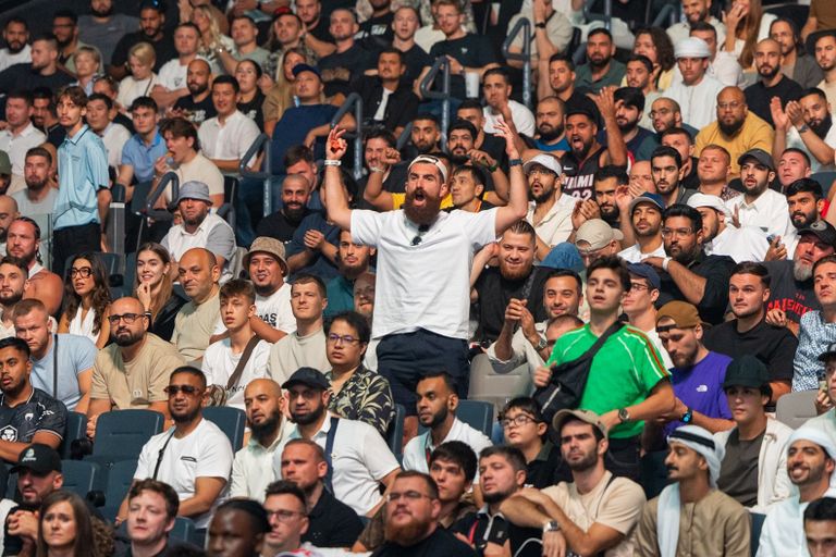 عشاق نزالات يو إف سي في أبوظبي حضور كبير لعشاق نزالات UFC في أبوظبي