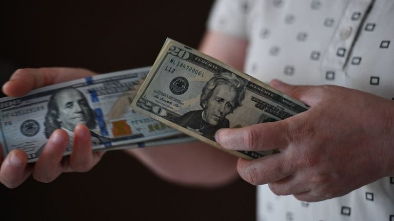 النظام المالي العالمي يعاني بسبب النزاعات الدولية خسائر اقتصادية - تعبيرية