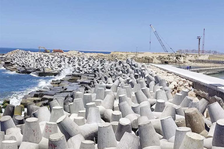 مباني الإسكندرية الساحلية تواجه خطر التآكل