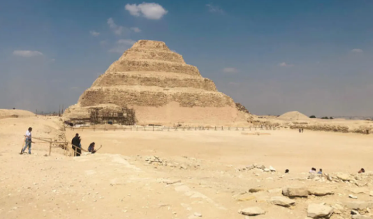 قناع سقارة الذي تم فحصه