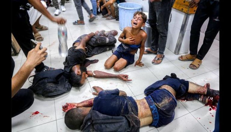 جرحى فلسطينيون على الأرض في إحدى مستشفيات غزة