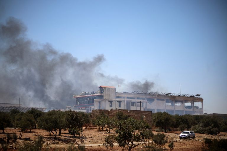 تصاعد عمود من الدخان عقب انفجار في معرة مصرين بالجزء الشمالي من إدلب