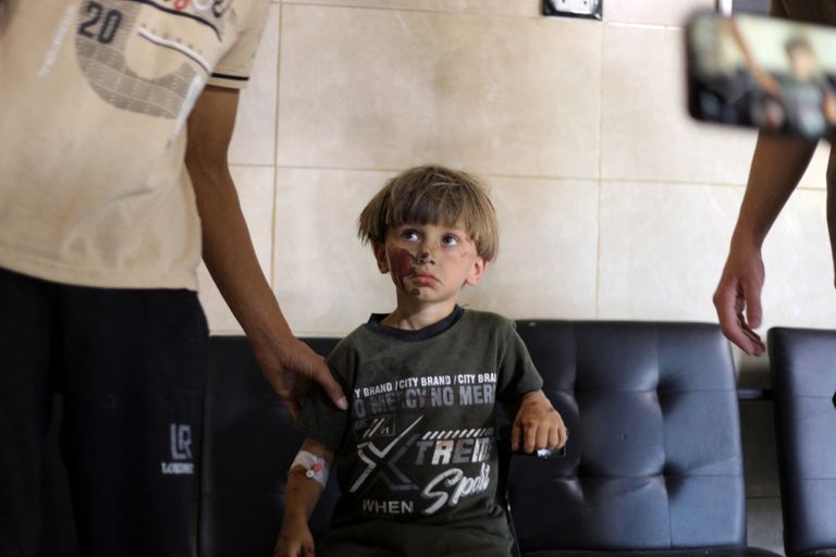 تصاعد عمود من الدخان عقب انفجار في معرة مصرين بالجزء الشمالي من إدلب