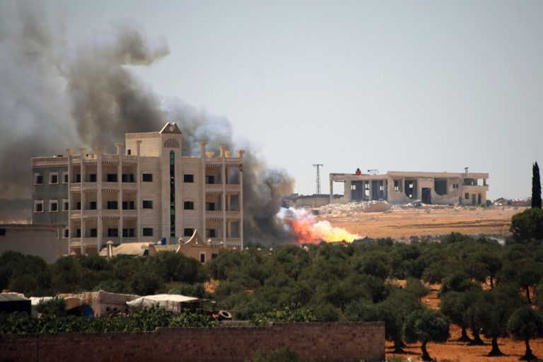 تصاعد عمود من الدخان عقب انفجار في معرة مصرين بالجزء الشمالي من إدلب