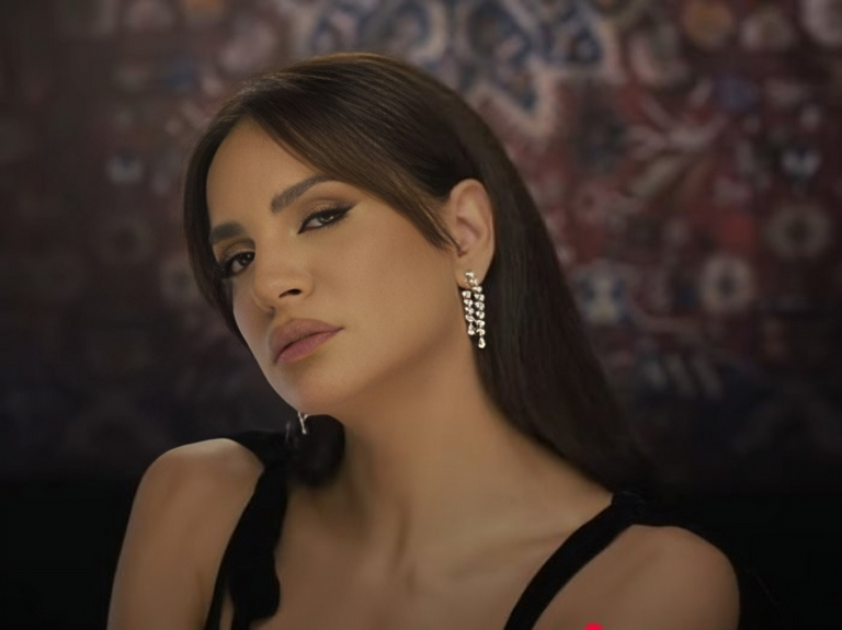 الفنانة آمال ماهر الفنانة آمال ماهر