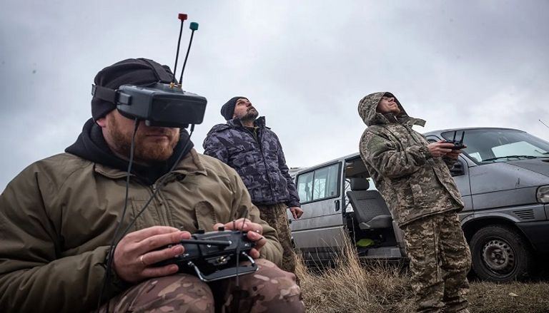 جندي أوكراني يقوم بتشغيل طائرة مسيرة