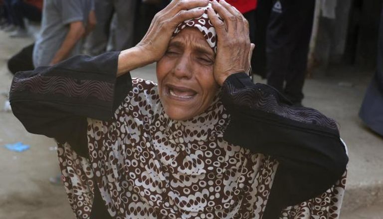 فلسطينية تبكي أحد أفراد عائلتها قُتل في قصف إسرائيلي بغزة