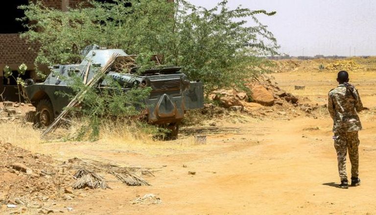 جندي سوداني قرب مدرعة في أم درمان