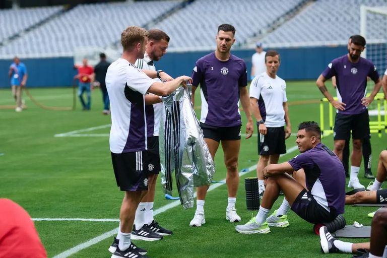 سترات فضية مبتكرة للاعبي مانشستر يونايتد سترات فضية مبتكرة للاعبي مانشستر يونايتد