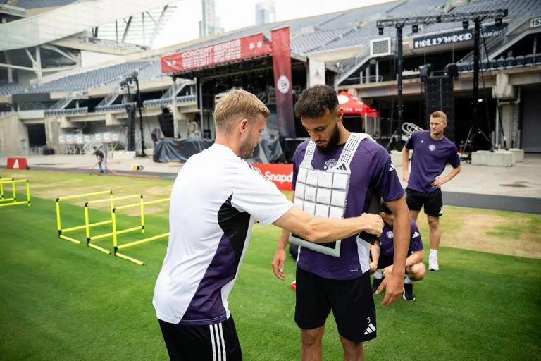 سترات فضية مبتكرة للاعبي مانشستر يونايتد سترات فضية مبتكرة للاعبي مانشستر يونايتد