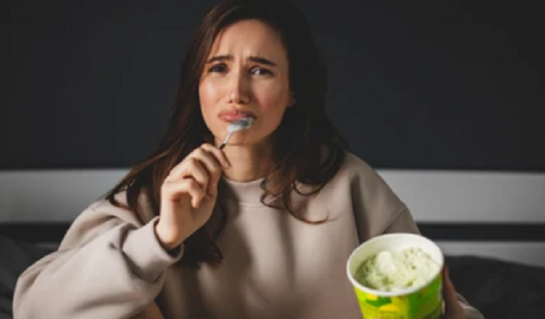 دراسة تحذر من دوامة "الأكل العاطفي"