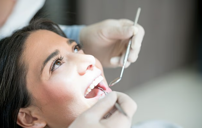 طبيب الأسنان يرى في فم المريض أكثر مما تتخيل