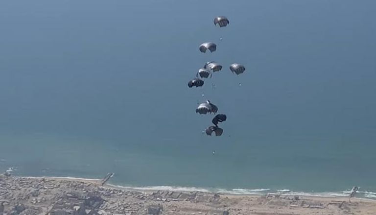 الإمارات تنفذ عملية الإسقاط الجوي الـ 54 فوق غزة