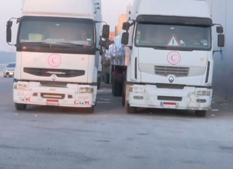 شاحنات المساعدات أمام معبر رفح في مصر