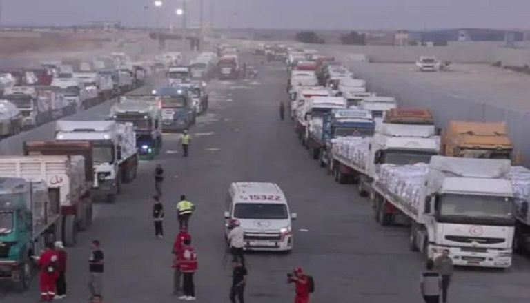 شاحنات المساعدات أمام معبر رفح في مصر