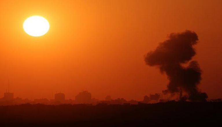 تصاعد الدخان خلال ضربة إسرائيلية على قطاع غزة
