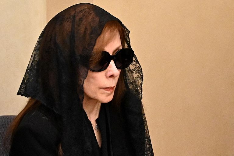 السيدة فيروز في جنازة ابنها زياد