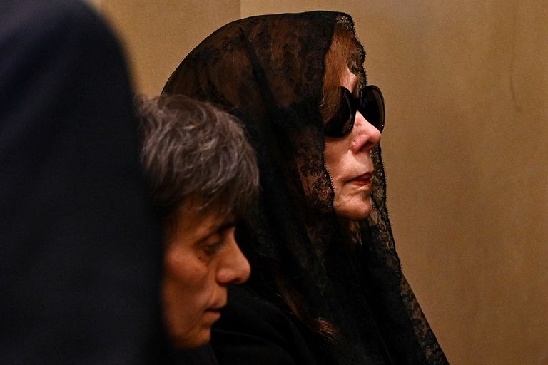 السيدة فيروز في جنازة ابنها زياد