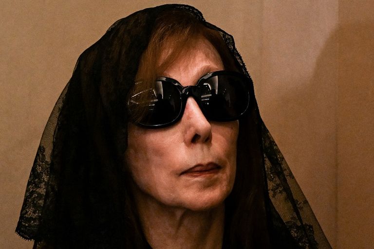 السيدة فيروز في جنازة ابنها زياد