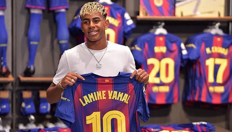 لامين يامال ليونيل ميسي وبيب غوارديولا