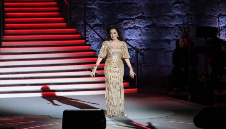 الفنانة لطيفة