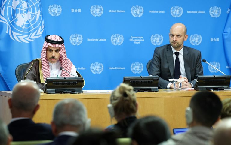 صورة تذكارية للمشاركين في مؤتمر حل الدولتين في الأمم المتحدة