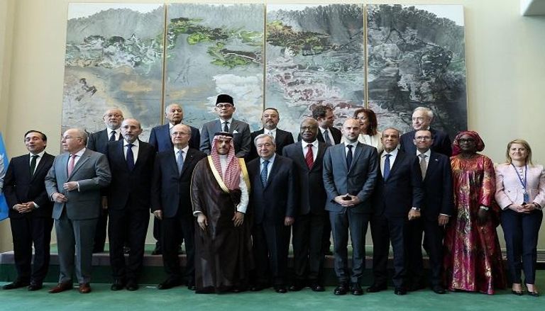 صورة تذكارية للمشاركين في مؤتمر حل الدولتين في الأمم المتحدة