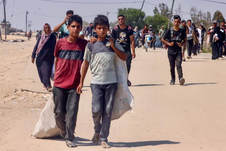 مسعف ينظف جثمان طفل فلسطيني توفي جوعًا في غزة