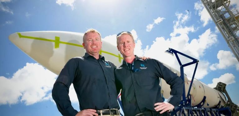 جيمس غيلمور على يسار الصورة جيمس غيلمور