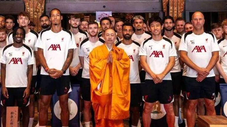 نجم ليفربول محمد صلاح داخل معبد "إيكوين" باليابان