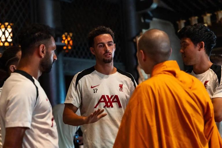 نجم ليفربول محمد صلاح داخل معبد "إيكوين" باليابان