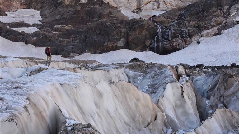 متنزهون يلتقطون صوراً على الأنهر الجليدية لجبل جيلو جنوب شرق تركيا