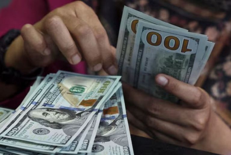 أوراق نقدية فئة 100 دولار أمريكي - أرشيفية