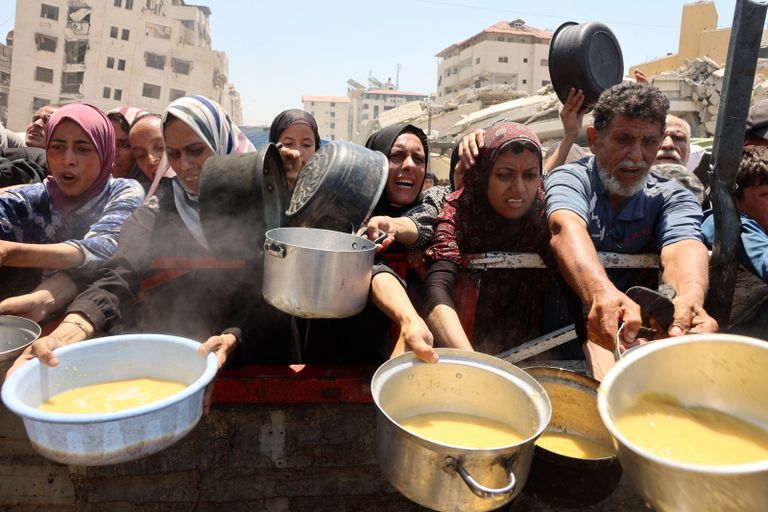 أطفال ونساء يتدافعون حول نقطة لتوزيع الطعام في غزة وسط أزمة جوع